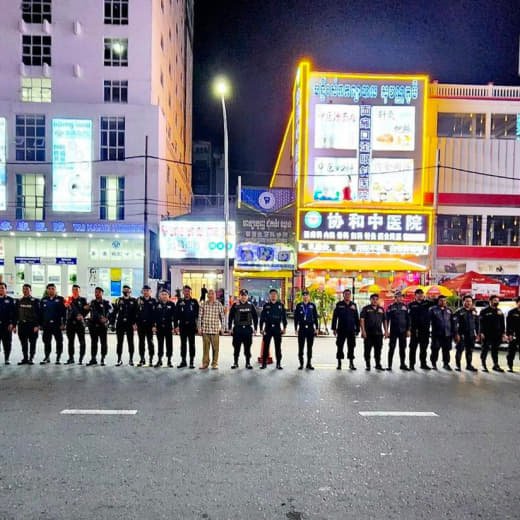 昨晚，西港宪兵部队在独立大道红灯笼附近路段查车，重点查非法持有武器。具...