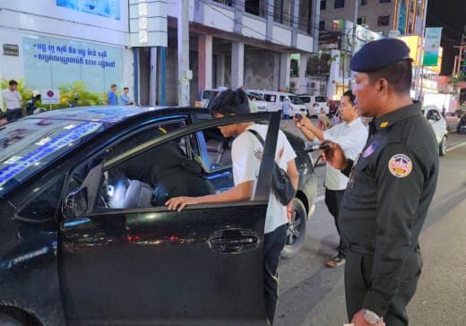 昨晚，西港宪兵部队在独立大道红灯笼附近路段查车，重点查非法持有武器。具...