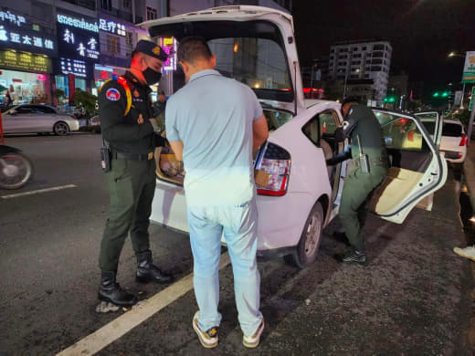 昨晚，西港宪兵部队在独立大道红灯笼附近路段查车，重点查非法持有武器。具...