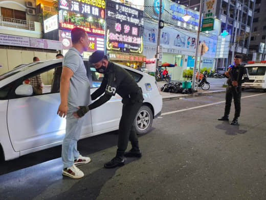 昨晚，西港宪兵部队在独立大道红灯笼附近路段查车，重点查非法持有武器。具...